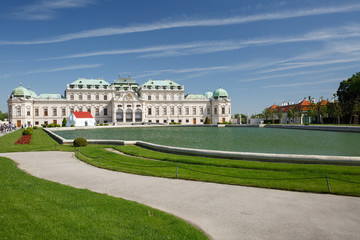 Obraz premium The Belvedere Palace and pond, Vienna, Austria