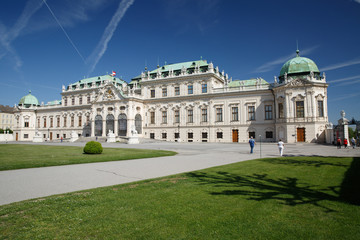 Naklejka premium Panoramic view at sunny day of famous landmark Belvedere palace in Vienna
