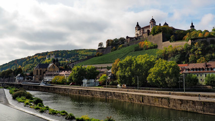 Fototapeta premium Festung Marienberg in Würzburg von der alten Mainbrücke aus gesehen
