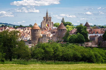 F, Burgund, Blick auf das mittelalterliche Stadtbild von Semur-en-Auxois, mit Stadttor und Stadtturm
