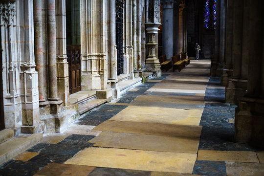 F, Burgund, Côte d'Or, Semur-en-Auxois, Stiftskirche Notre-Dame, ausgetretene Steinfließen im Seitenschiff