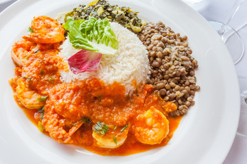  assiette créole, riz blanc, lentilles, brèdes et cari de crevettes