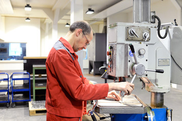 Handwerker im Metallbau an einer Bohrmaschine