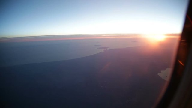 Tramonto visto dall'aereo in viaggio durante una vacanza estiva 