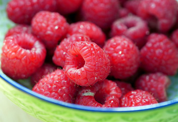 Eine Schüssel voll Himbeeren