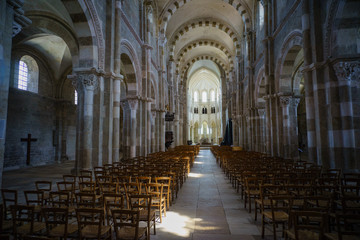 Fototapeta na wymiar F, Burgund, Auxois, Vézeley, Kathedrale Ste-Madeleine, Département Yonne, Säulenreihe und Stühle mit Lichteinfall