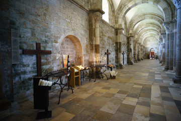 Blick in den Seitengang und auf Bogensäulen, F, Burgund, Auxois, Vézeley, Kathedrale Ste-Madeleine, Département Yonne