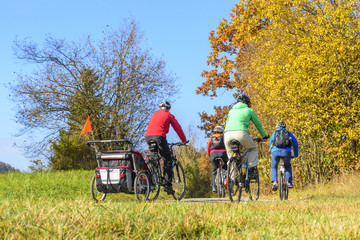 im Herbst gemeinsam eine Radtour unternehmen 