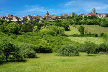 Fototapeta na wymiar F, Burgund, Auxois, Blick auf Vezeley mit saftig grünen Weiden und strahlend blauem Himmel, 