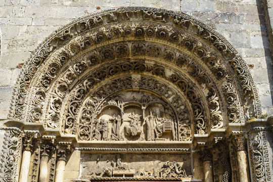 F, Burgund, Auxois, Avallon, Kirche St-Lazare, D&eacute;partement Yonne, Tympanon (Bogenfeld)