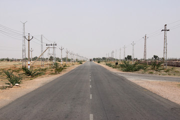 Fernverkehr auf der schnurgeraden Landstraße zwischen Bikaner und Jaisalmer, Rajasthan, Indien