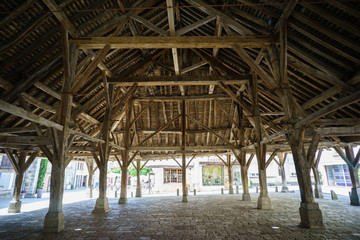 F, Burgund, Nolay, mittelalterliche, mit Kalkplatten gedeckte  Markthalle aus dem 14. Jahrhundert und aus Kastanienholz gefertigt