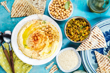 Hummus und Verschiedene zutaten