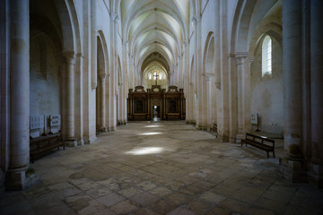 F, Burgund, Zisterzienserabtei Pontigny, Innenraum, mächtige, lange Säulenhalle im Seitenschiff