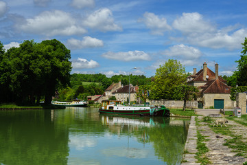 Fototapeta na wymiar F, Burgund, Schleuse bei Tanley am Canal de Bourgogne