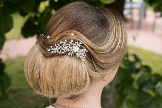 Foto Stock Hochsteckfrisur zur Hochzeit mit Haarschmuck blond | Adobe Stock