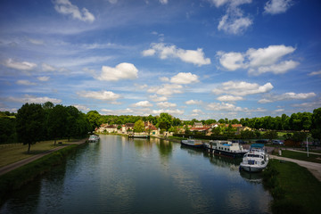 Fototapeta na wymiar F, Burgund, Schleuse bei Tanley am Canal de Bourgogne mit Ausflugsbooten, Hausbooten
