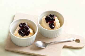 バニラアイス（ブルーベリーソースがけ）