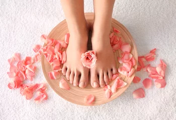 Crédence de cuisine en verre imprimé Pédicure Female feet at spa pedicure procedure