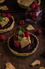 Chocolate tartalets with nuts