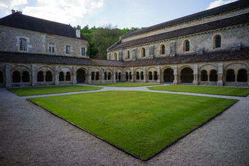 Fototapeta premium F, Burgund, Zisterzienserabtei Fontenay, Blick auf den Innenbereich des Kreuzgangs mit Nordflügel und Westflügel