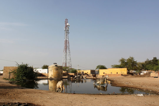 Teich und Funkmast im indischen Dorf Sorhakor in Rajasthan