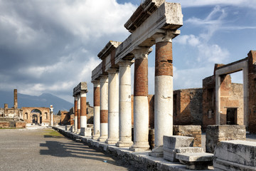 Pompei, Napoli. Colonnato dell'Edificio di Eumachia al Foro