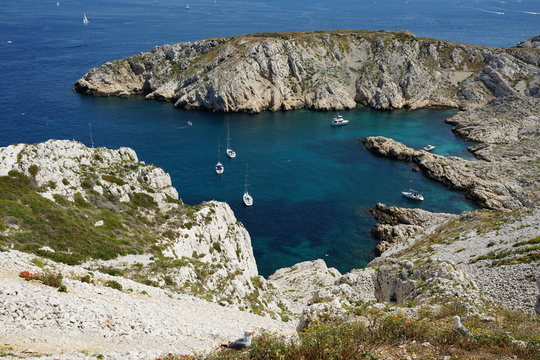 Bucht der Insel Ratonneau mit Booten