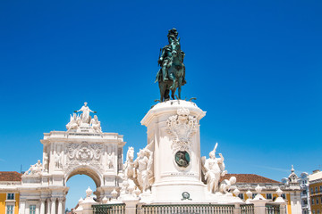 Obraz premium Equestrian statue of king Jose I on Commerce Plaza in Lisbon, Portugal, by sculptor Machado de Castro in 1775.