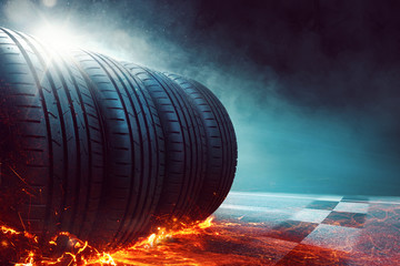 Autoreifen stehen auf einer Straße