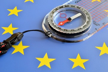 kompas na tle flagi unii europejskiej