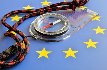 kompas na tle flagi unii europejskiej - obrazy, fototapety, plakaty
