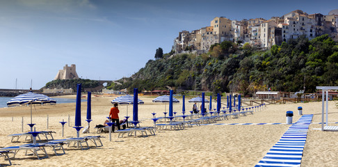 Sperlonga, Latina. La spiaggia con il borgo in allestimento per la stagione estiva.