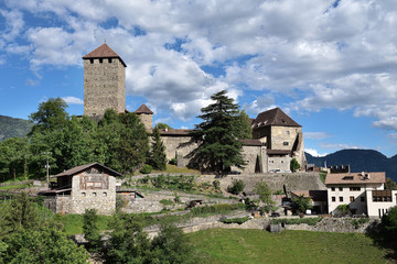 Fototapeta na wymiar Schloss Tirol in Südtirol