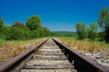 Fototapeta premium F, Burgund, Thorey-sur-Ouche, Bahnstrecke, Schmalspur, klarer, blauer, strahlender Himmel