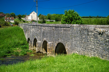 F, Burgund, Thorey-sur-Ouche, wunderschöne, alte Brücke aus Steinen über die Ouche