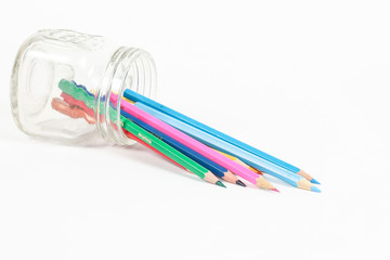 crayons de couleur, fond blanc