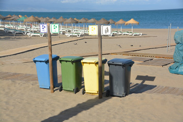 contenedores de basura en la playa