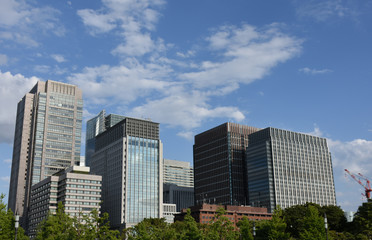 日本の東京都市光景（青空と雲と日比谷通りなどのビル群）