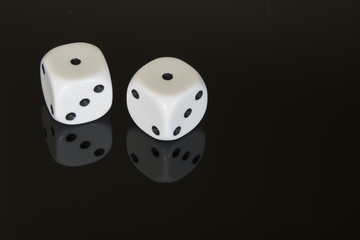 siyah cam &uuml;zerinde bir bir zar