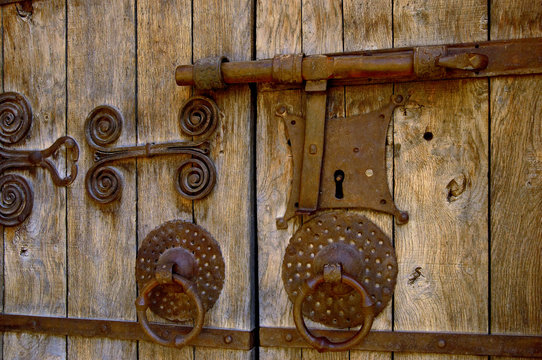 cerraduras antiguas y oxidadas en una puerta de un pueblo de Girona Catalu&ntilde;a Espa&ntilde;a