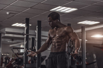 Fototapeta na wymiar Handsome muscular man exercise in gym.