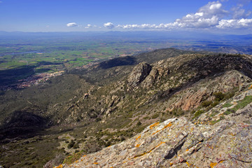 Vista desde una montaña del paisaje del alto Emporda en Girona cataluña españa