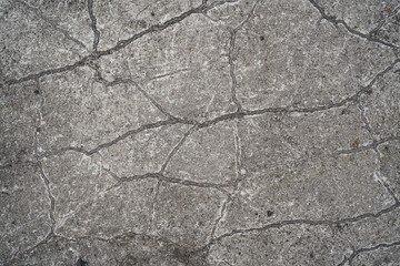 Obraz premium Risse in einem Betonfußboden auf einem Bahnsteig