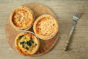 Französische Spezialität Quiche auf einem Brett aus Holz