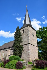 Fototapeta na wymiar Mittelalterliche Dorfkirche Kirchohsen