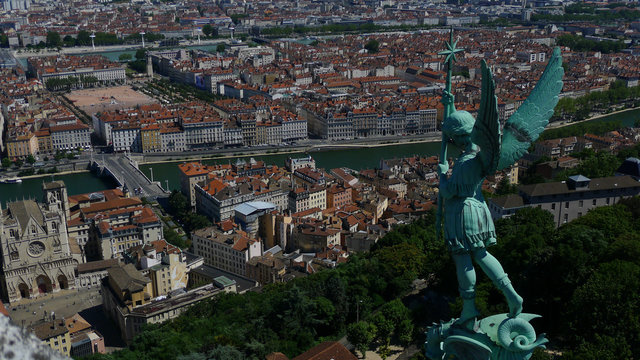 Statue Archange St Michel terrassant le dragon, Basilique Notre Dame de Fourvière, vue sur Lyon