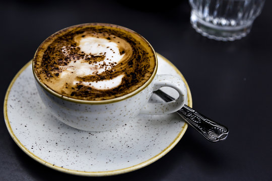 cappuccino und Wasser
