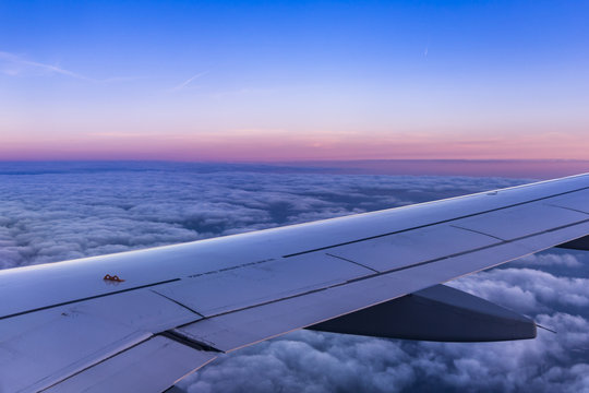 &Uuml;ber den Wolken mit magenta Horizont