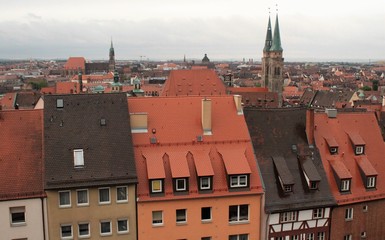Obraz premium Typisch Nürnberg: Blick von der Burg über die Dächer der Stadt